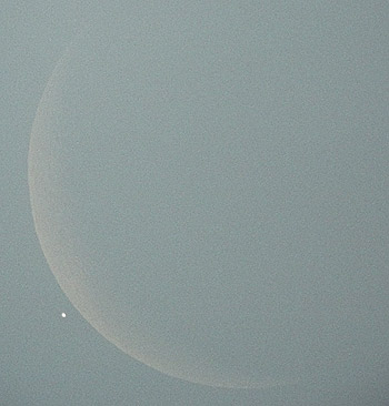 Moon about to occult Venus in the daylight